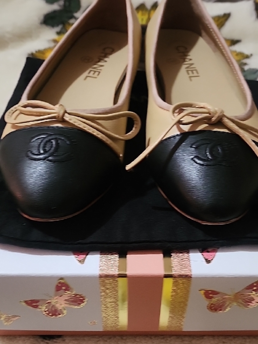CHANEL Beige and Black Leather Bow Cap-Toe Ballet Flats - Picture 5 of 5